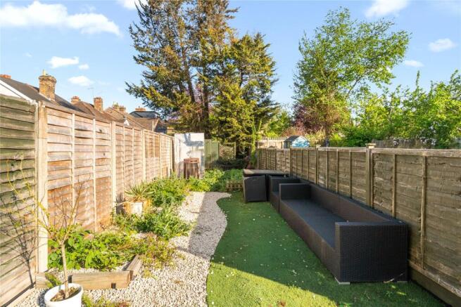 1 bed property, in Addlestone, £260,000