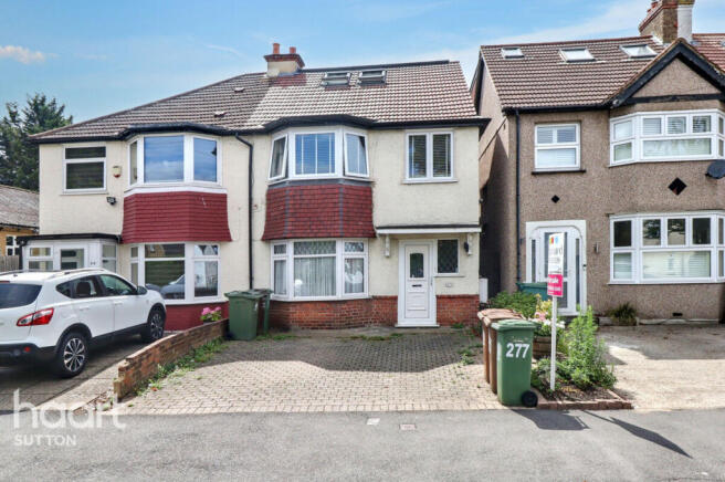 1 bed property, in Gander Green Lane, £210,000
