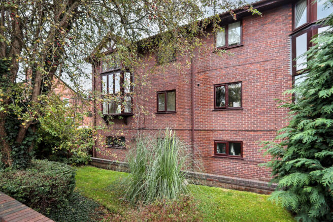 2 bed property, in Flat 2, £240,000