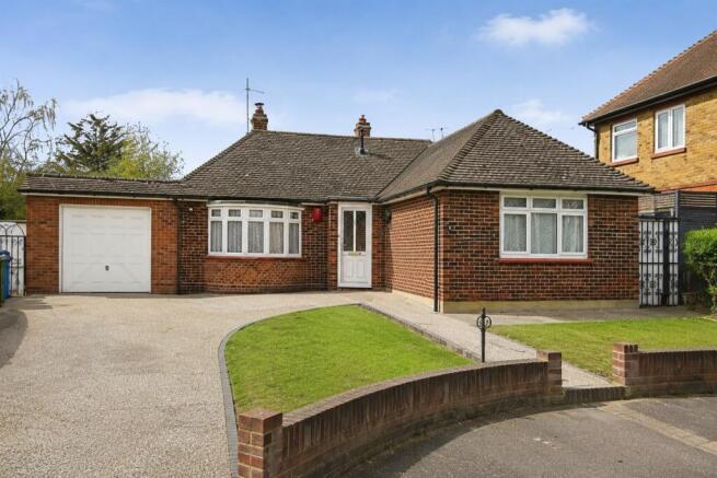 3 bed property, in Larkfield Avenue, £350,000