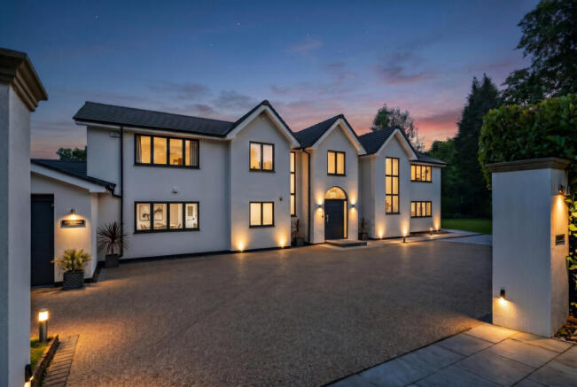 5 bed property, in Park View Road, £1,895,000