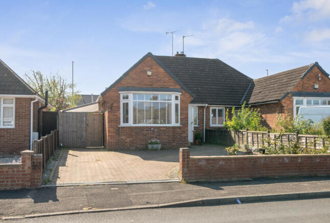 2 bed property, in Hawkswood Road, £345,000