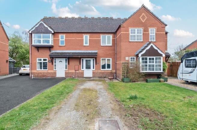 2 bed property, in Nightingale Crescent, £100,000