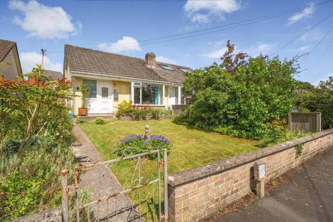 2 bed property, in St Cuthbert Avenue, £285,000