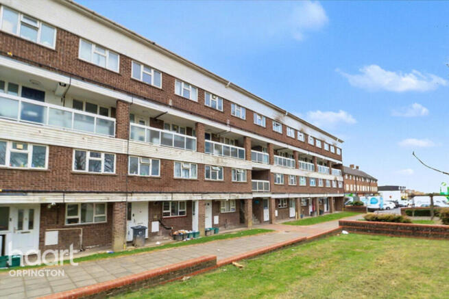 2 bed property, in Saltwood Close, £275,000