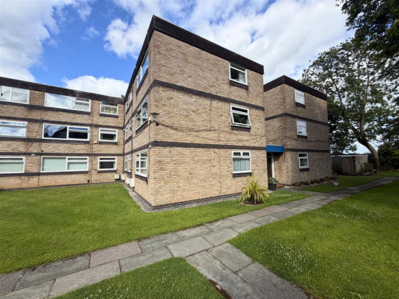 1 bed property, in Devonshire Park Road, £145,000