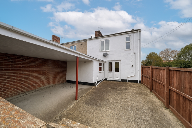 2 bed property, in High Street South, £77,500