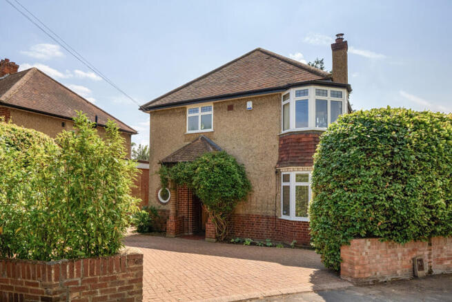 3 bed property, in Baldwins Lane, £950,000