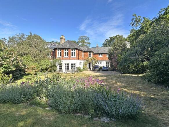 4 bed property, in Lyndhurst Road, £895,000