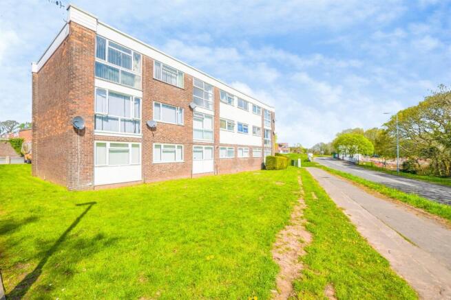 1 bed property, in Glenwood, £100,000