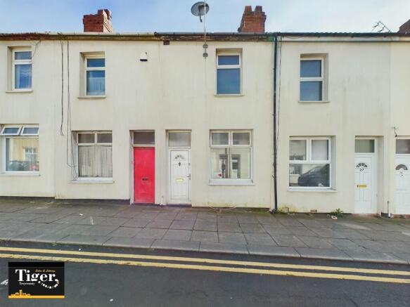 2 bed property, in Ashton Road, £75,000