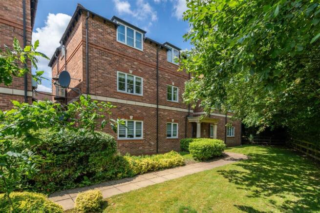 2 bed property, in Priory Gardens, £155,000
