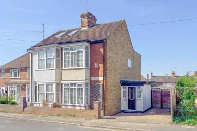 2 bed property, in Heath Road, £325,000