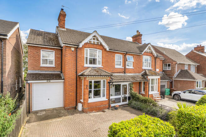 4 bed property, in Victoria Road, £870,000