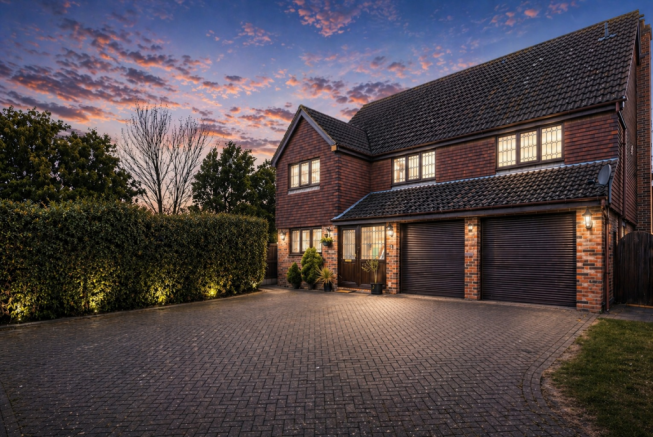 5 bed property, in Rivenhall, £600,000