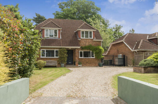 4 bed property, in Park Road, £750,000