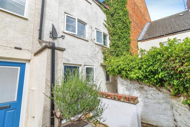 2 bed property, in Silver Street, £200,000