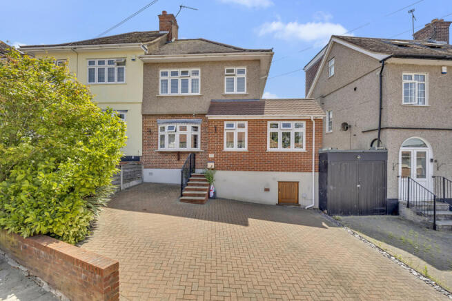 3 bed property, in Ravenswood Close, £500,000