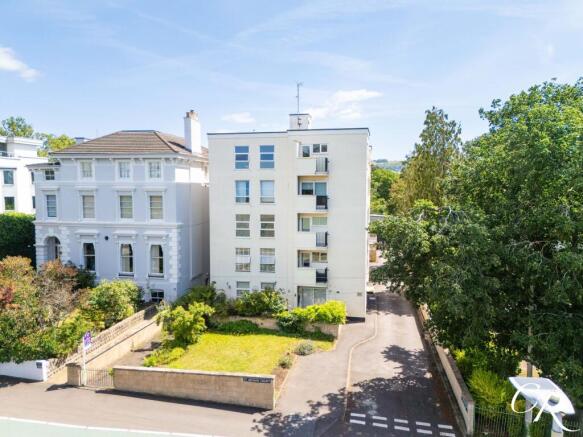 2 bed property, in Evesham Road, £215,000