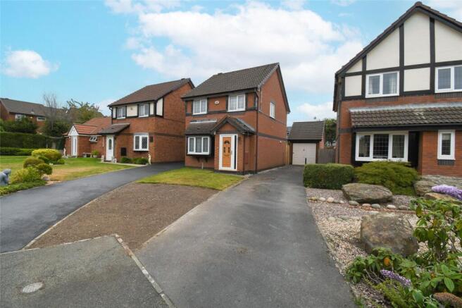 3 bed property, in Greengates Crescent, £300,000
