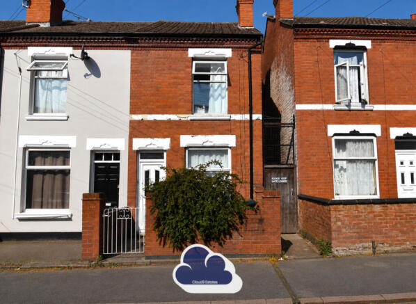 2 bed property, in St. Michaels Road, £160,000