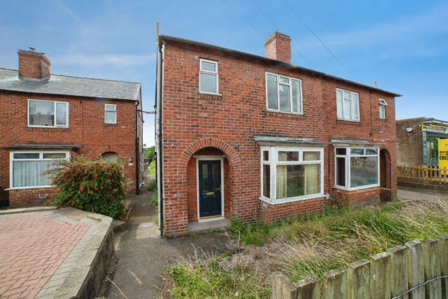 3 bed property, in Park Road, £150,000