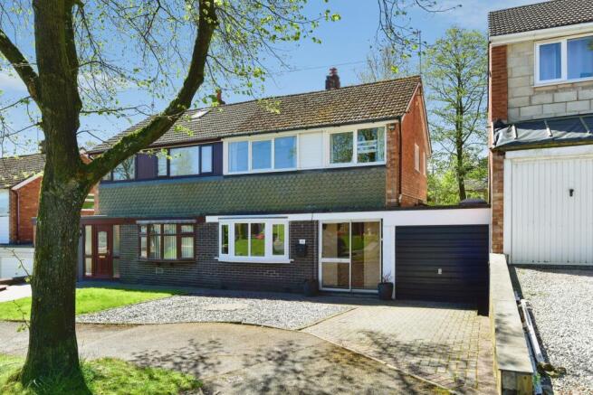3 bed property, in Greenfield Road, £260,000