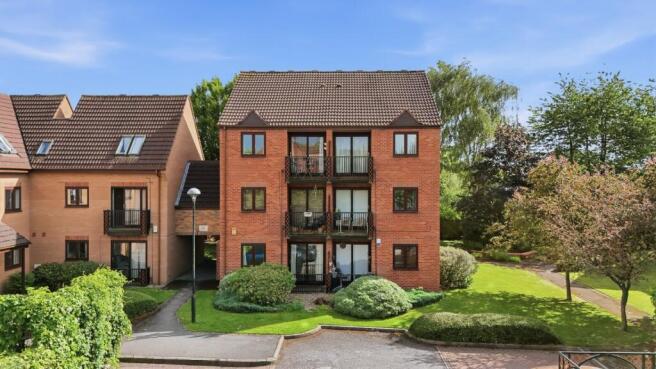 1 bed property, in Plover Wharf, £140,000