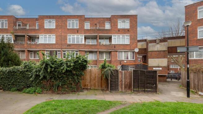 3 bed property, in Booth Close, £155,000