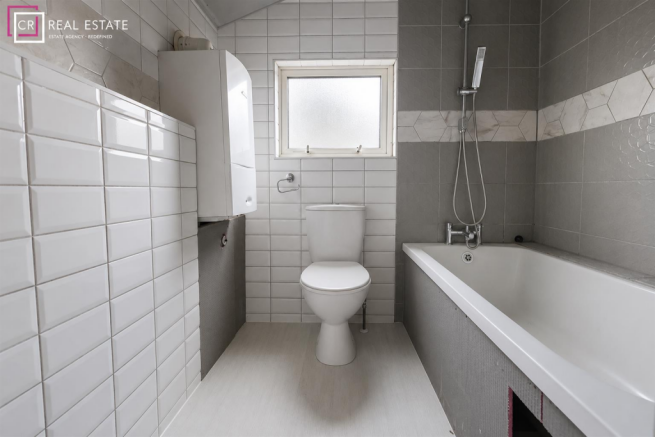 2 bed property, in Connaught Road, £170,000