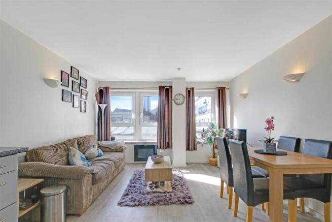 1 bed property, in The Vista Building, £180,000