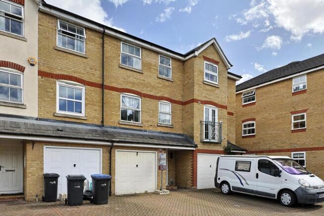 5 bed property, in Harston Drive, £485,000
