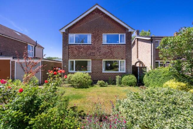 3 bed property, in Mulberry Close, £495,000