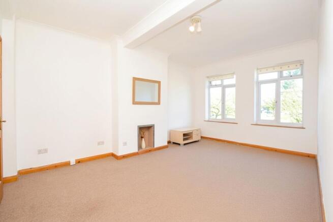 2 bed property, in Shaftesbury Circle, £230,000