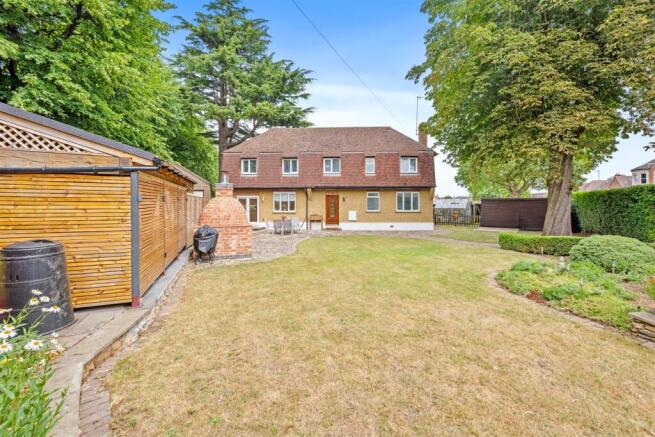 4 bed property, in NN16, £495,000