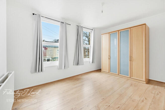 2 bed property, in Beaconsfield Road, £400,000