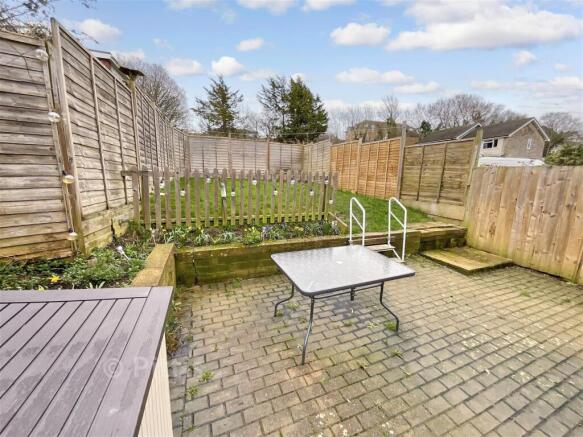 2 bed property, in Winston Avenue, £215,000