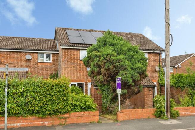 2 bed property, in New Road, £300,000