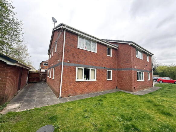 2 bed property, in Grosvenor Road, £125,000
