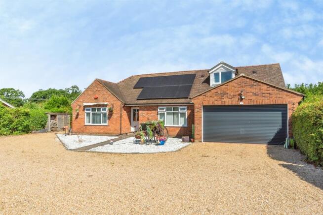 3 bed property, in Bulpit Lane, £400,000