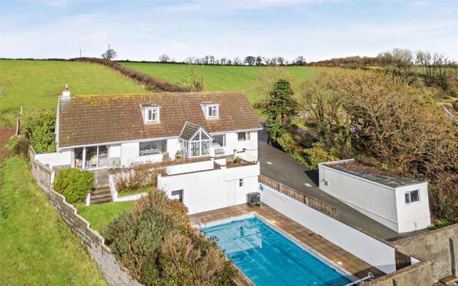 5 bed property, in The Ridgeway, £600,000