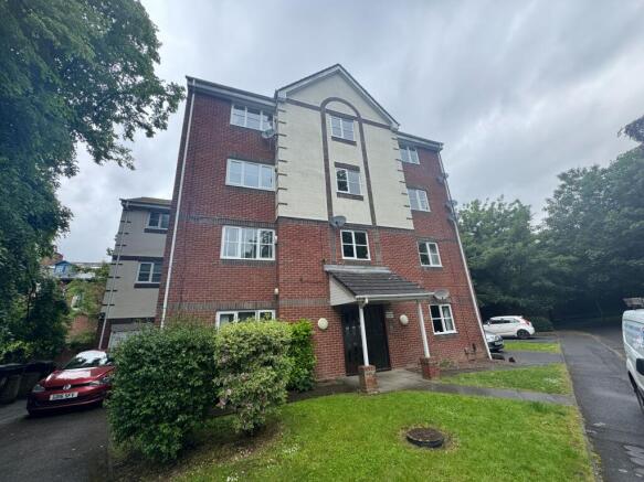 2 bed property, in Stratton Court, £80,000