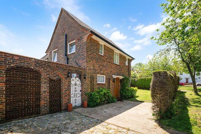 3 bed property, in Downland Close, £550,000
