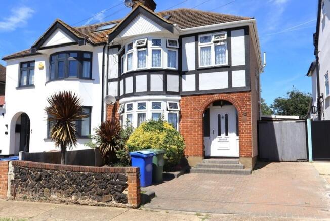 3 bed property, in Meadway, £475,000