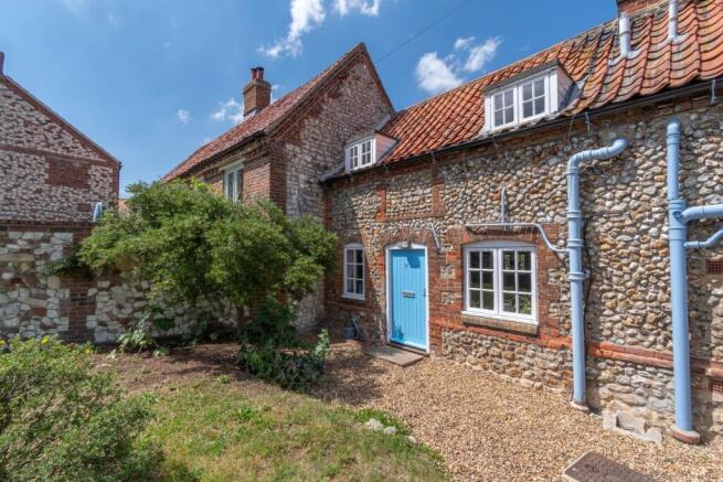 1 bed property, in Beacon Hill Road, £240,000