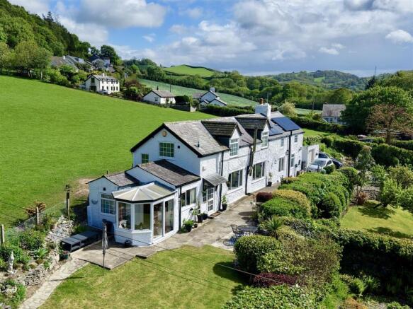 3 bed property, in Eglwysbach, £425,000