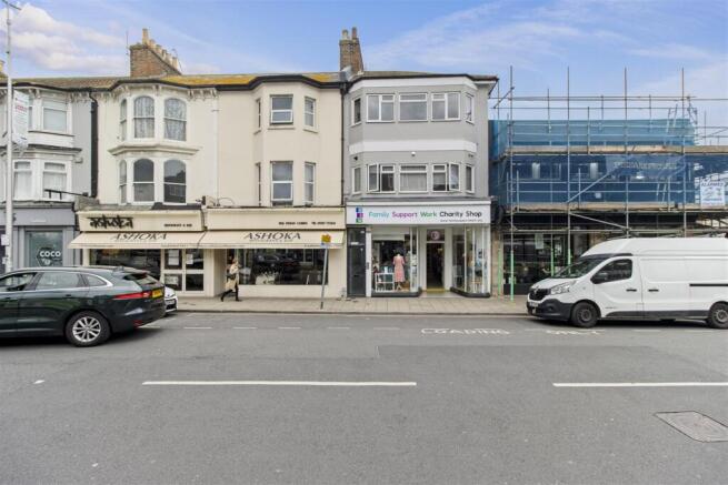 1 bed property, in Cornfield Road, £130,000