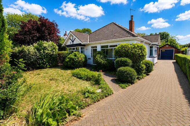 2 bed property, in Holderness Road, £300,000