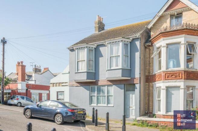 6 bed property, in Queens Road, £270,000