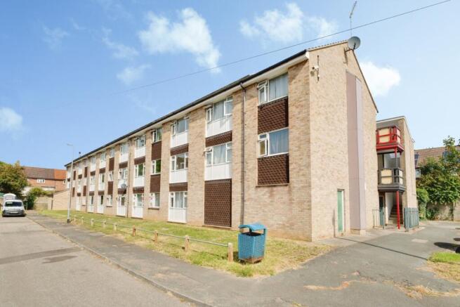 2 bed property, in Cats Lane, £120,000